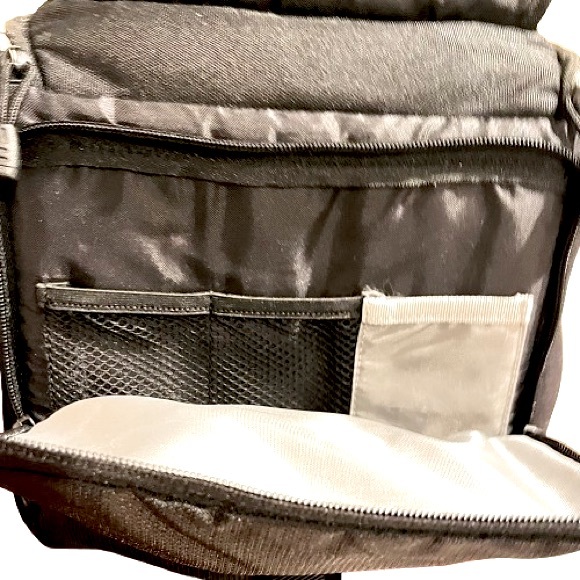 Lowepro Rezo 170 AW Camera Bag (Black) - Picture 11 of 12